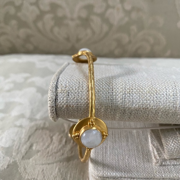 Julie Vos Pearl/White Iridescent Three Stone Bracelet EUC Size M - Picture 5 of 12